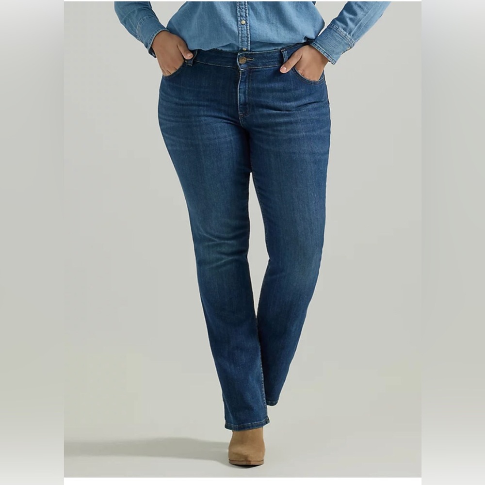 Women’s Lee jeans Reg Fit Boot Cut Mid Rise. NWOT
